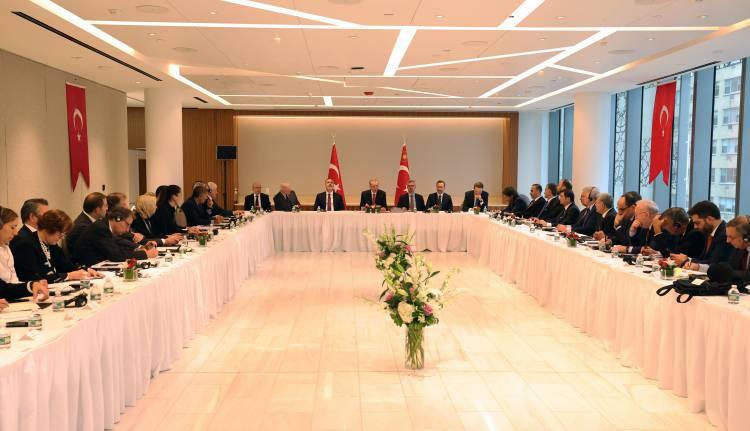 <p>"Bizim amacımız, dostlarımızın sayısını mümkün olduğunca çoğaltmaktır." ifadesini kullanan Cumhurbaşkanı Erdoğan, şunları kaydetti:</p>

<p>"Karşılıklı diyalogla ilk etapta çözümsüz görünen birçok meselenin üstesinden gelebileceğimize inanıyoruz. Körfez'den Batı dünyasına pek çok bölgeyle bunu başardık. Kazan-kazan anlayışı içinde ilişkilerimizde yeni bir sayfa açtık, çok kısa sürede çok büyük mesafeler aldık. Bunu ilerletmekte kararlıyız. İçinde bulunduğumuz kritik dönemde Türkiye-Avrupa Birliği (AB) ilişkilerinin yeniden canlandırılması için bir fırsat penceresi açıldığını görüyoruz. Türkiye'nin AB'ye katılım sürecinin canlandırılmasının önemini vurgulamaya devam ediyoruz. Şüphesiz tek başına bizim istememiz yeterli değildir. Bu gayretlerimizin hedefine ulaşmasında AB'nin tavrı da belirleyici olacaktır."</p>
