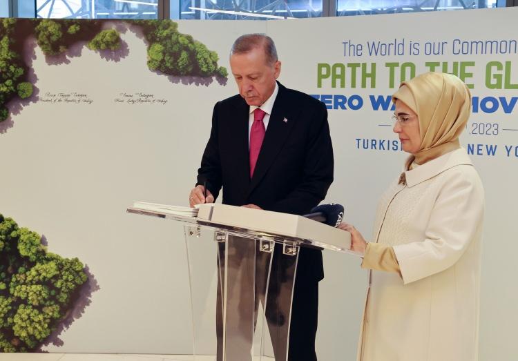 <p>Emine Erdoğan öncülüğünde Türk Evi’nde "Küresel Sıfır Atık Hareketine Doğru" etkinliği kapsamında imza töreni düzenlendi.</p>
