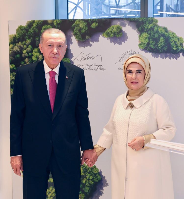 <p>Cumhurbaşkanı Recep Tayyip Erdoğan, şunları kaydetti:</p>
<p>"İklim değişikliği ve çevre kirliliği krizleriyle mücadelemizi çok boyutlu bir şekilde devam ettireceğiz. Türkiye olarak, gelecek kuşaklara karşı görevlerimizi hakkıyla yerine getirmenin peşindeyiz. 2053 yılında hedefimiz, net sıfır emisyona ulaşmaktır. Diğer hedeflerimiz gibi inşallah bunu da başaracağız. Buradan, küresel ısınmada tarihi sorumluluğu fazla olan ülkeler başta olmak üzere herkesi harekete geçmeye çağıyorum. Küresel Sıfır Atık İyi Niyet Beyanımızın hayırlara vesile olmasını diliyorum. Sürecin buralara gelmesinde emeği geçenleri canı gönülden tebrik ediyorum."</p>