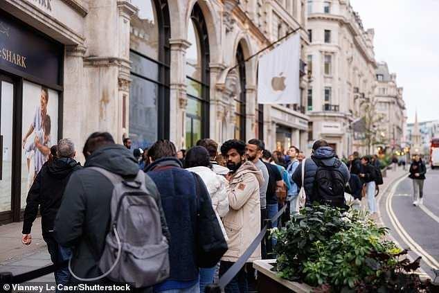 <p><strong>İNGİLTERE | LONDRA</strong></p>

<p> </p>

<p>Binlerce Apple hayranı bugün Regent Street de dahil olmak üzere dünyanın dört bir yanındaki mağazalara akın etti.</p>
