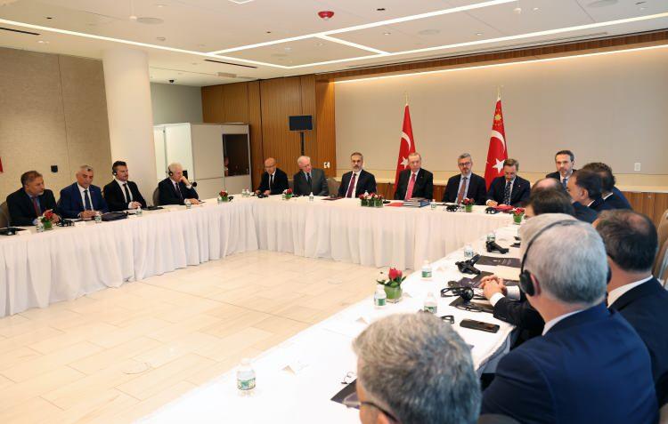 <p>"Teröristle müzakere olmaz, dostluk, ortaklık kurulmaz"</p>

<p>Cumhurbaşkanı Erdoğan, Türkiye-ABD işbirliğinin gelişmesinden duyduğu memnuniyeti ifade ederek, "Sayın Biden'la yaptığımız görüşmelerde tıkanıklıkların önemli kısmını aştık, pozitif gündem çerçevesinde temaslarımızı artırma kararı aldık. Her iki ülke için de tehdit kaynağı olan terör konusunda işbirliğimizi güçlendireceğiz" dedi.</p>

<p> </p>
