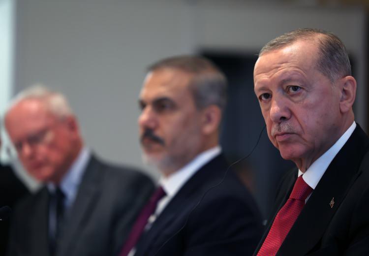 <p>Dünyada en fazla mülteciye ev sahipliği yapan ülke olarak, Suriyeli sığınmacıların güvenli, onurlu ve gönüllü geri dönüşlerini teşvik ettiklerini belirten Erdoğan, şunları söyledi:</p>
<p>"Şimdilik 600 bine yaklaşan geri dönen sayısına şu an yapımı süren kalıcı konutların tamamlanmasıyla 1 milyon kişi daha eklenecektir. Ancak bu alanlarda ülkelerin münferit çabalarının yeterli olmadığını, uluslararası dayanışmanın artırılmasının gerektiğini görüyoruz. Küresel güç rekabetinin uluslararası sisteme verdiği zarardan endişe duyuyor, kurallara dayalı ve adil bir uluslararası düzeni savunuyoruz. Bu bağlamda Güvenlik Konseyi başta olmak üzere Birleşmiş Milletler ve diğer uluslararası kuruluşların günümüzün ihtiyaçlarını karşılayacak şekilde reforma tabi tutulması gerektiği kanaatindeyiz. Birleşmiş Milletler Genel Sekreteri de geçtiğimiz günlerde bu noktaya değinerek 'İkinci Dünya Savaşı sonrası inşa edilen çok taraflı kurumların bugünün dünyasını yansıtmadığını' belirtti. Özellikle Birleşmiş Milletler Güvenlik Konseyinde daha fazla temsilin olması gerektiğine dikkati çekti. Bu görüş, bizim uzun zamandır dile getirdiğimiz 'Dünya beşten büyüktür' tespitimizi teyit ediyor."</p>