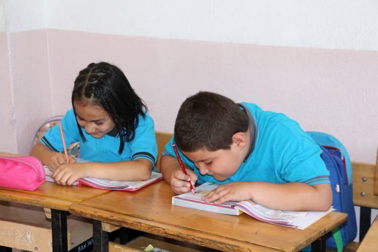 <p>Merkeze bağlı Yakaören Köyü İlkokulu'nda 2'nci sınıf öğrencisi Ayşenil Kaya, dayısı Uğur Arslantürk ile aynı sınıfı paylaşıyor.</p>

