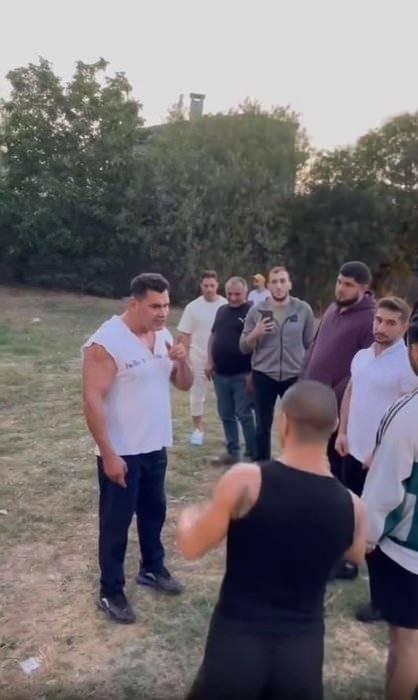 <p>Savaş Cebeci ile MMA dövüşçüsü Kaan Kazgan kavga görüntüleri sosyal medyanın gündemine bomba gibi düştü. Sosyal medyadan birbirlerine laf atan iki ismin kavgası Kaan Kazgan tarafından paylaşıldı.</p>
