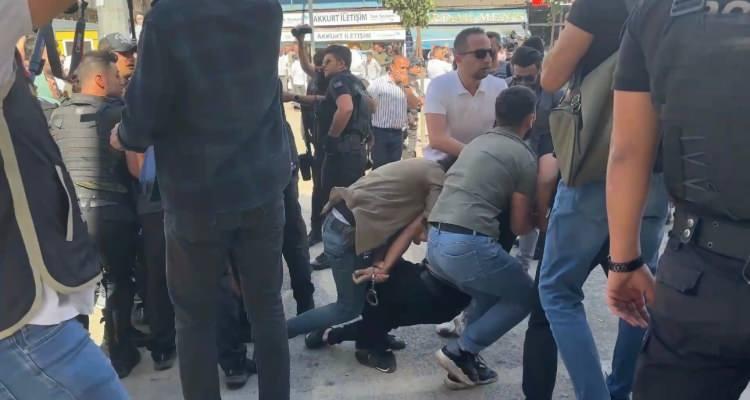 <p>Polisin uyarılarına rağmen kalabalık dağılmayınca, basınçlı su ve göz yaşartıcı gaz kullanılarak kalabalık dağıtıldı.</p>
