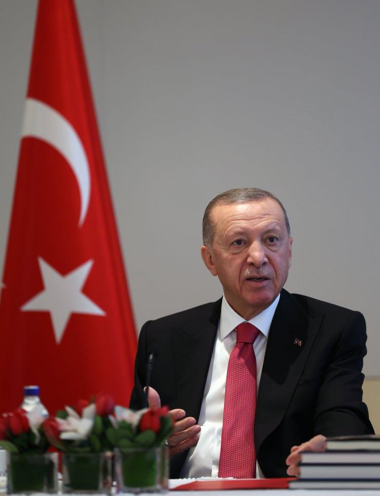 <p>Bölgede yaşanan her gelişmenin "iyi terörist"-"kötü terörist" ayrımının ne kadar yanlış olduğunu gösterdiğini vurgulayan Erdoğan, "Her zaman söylediğimiz gibi teröristle müzakere olmaz, dostluk, ortaklık kurulmaz. Terörle ancak mücadele olur. DEAŞ'tan PKK ve FETÖ'süne kadar insanımızın canına, devletimizin bekasına ve demokrasimize kasteden tüm yapılarla mücadelemizi sürdüreceğiz." diye konuştu.</p>