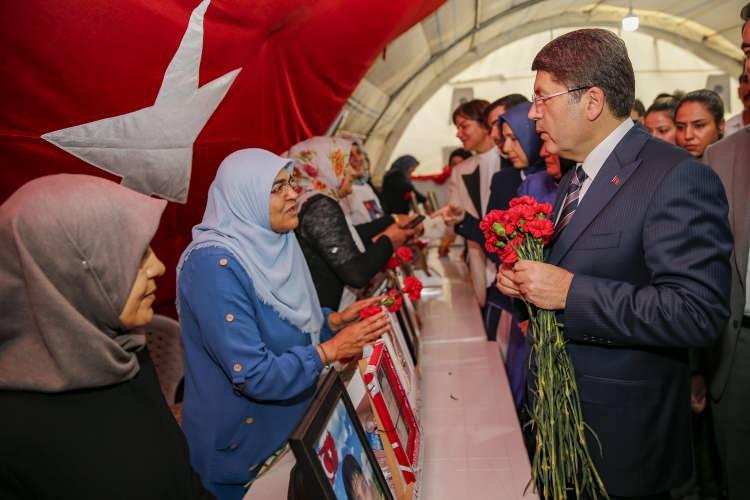 <p>Diyarbakır annelerinin dünyaya, "Terörü reddediyoruz. İnsan hakları mücadelesi veriyoruz. Yaşam hakkını savunuyoruz. Terörü, şiddeti reddediyoruz. Evlatlarımızı istiyoruz." mesajı verdiğini aktaran Tunç, annelerin bu mücadeleye büyük bir fedakarlıkla, büyük bir cesaretle devam ettiğini bildirdi.</p>
