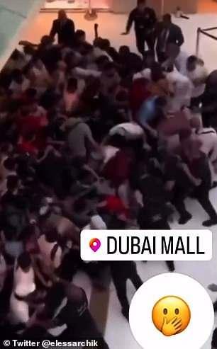 <p>Dubai'deki bir mağazada iPhone 15 için sırada bekleyenler birbirine girdi.</p>
