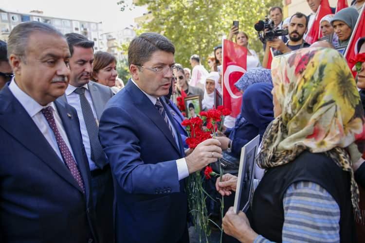 <p>Kentteki temaslarını sürdüren Bakan Tunç, eşi Fatma Tunç ile çocuklarının dağa kaçırılmasından HDP'yi sorumlu tutan ve partinin il binası önünde 3 Eylül 2019'da başlattıkları evlat nöbetini 1481'inci gününde sürdüren aileleri ziyaret etti.</p>
