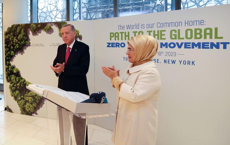 <p>Cumhurbaşkanı Erdoğan "https://zerowastecommitment.com" isimli internet sitesi üzerinden bugün ilk defa küresel imzaya açılan iyi niyet beyanını çevrim içi imzaladı.</p>