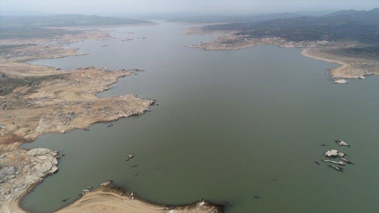 <div>En çok küçülmenin 4,70 kilometre ile Terkos, 4,57 kilometre ile Büyükçekmece, 2,50 kilometre ile Sazlıdere Barajı'nda yaşandığı ortaya çıktı. En az küçülme ise 0,03 ile Ömerli Barajı'nda oldu.</div>
<div> </div>