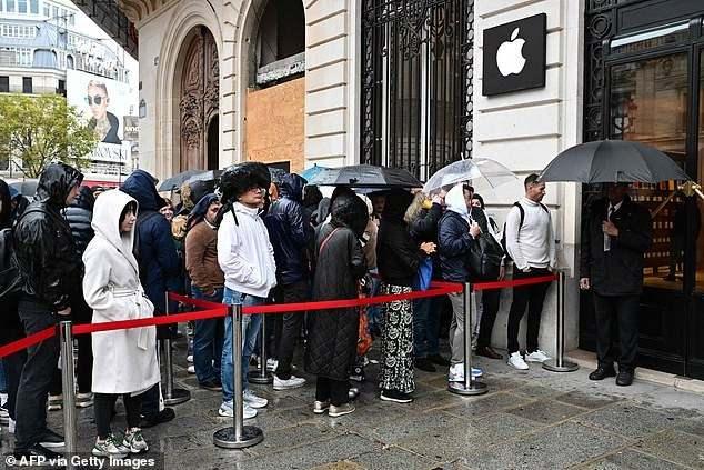 <p><strong>FRANSA | PARİS</strong></p>

<p> </p>

<p>Müşteriler Fransa'nın başkenti Paris'teki bir Apple Store'un önünde kuyrukta bekliyor.</p>
