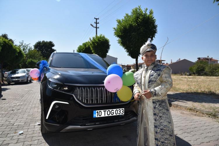 <p>"ADAMLAR ÇOK İYİ ARABA YAPMIŞ"</p>

<p>İleride Togg almayı hayal ettiğini belirten Yaşar, "<strong>Adamlar çok iyi araba yapmış. Bence kaçıranlar çok üzgün olmalı.</strong>" ifadelerini kullandı.</p>
