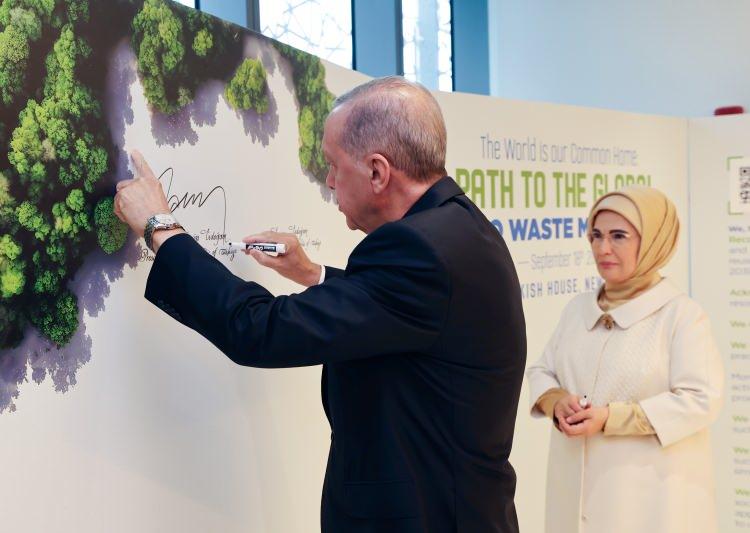 <p>Erdoğan, eşi Emine Erdoğan ile hazırlanan panoya da imza attı.</p>