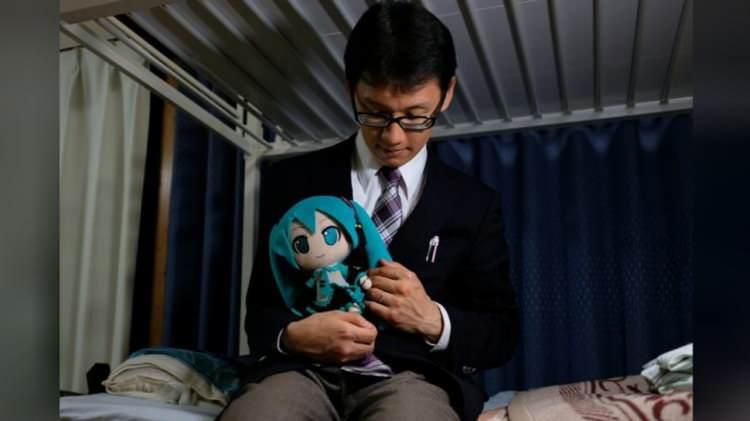 <p><span style="color:#000000"><strong>Şarkı söyleyen bir oyuncak bebek olarak piyasaya sürülen anime karakteri Miku'ya kör kütük aşık olan Kondo, 2018 yılında 40 misafirin katılımıyla 453 bin TL (13.500 euro) harcadığı bir düğünle ilginç bir evlilik yaptı. Kondo'nun ailesi bu evliliğe sert bir tepki verdi ve düğüne katılım sağlamadı.</strong></span></p>