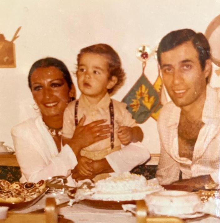 <p><em><strong>"Hep benim bebeğimsin. Bugün beraber olamasak da dönünce kutlarız doğum gününü canım yavrum." </strong></em>notlarını düştü.</p>

<p> </p>
