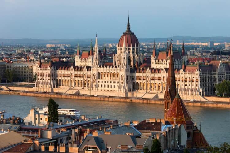 <p>BUDAPEŞTE</p>
