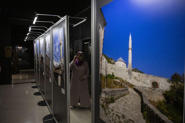 <p><strong>Ülkemizin başkenti Ankara'da Başkent Kültür Yolu Festivali kapsamında bir sergi açan Operatör Doktor Uğur Yıldız fotoğrafladığı 20'ye yakın ülkenin kutsal mabetlerine yer verdi. Sanatseverlerin ilgisini fazlasıyla çeken "Zamanın İzlerini Taşıyan Mabetler" sergisi haberimizde.</strong></p>