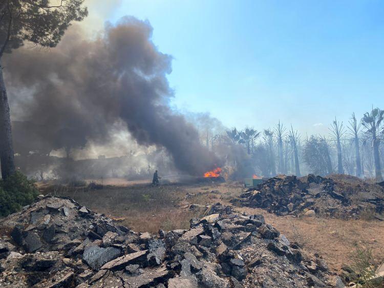 <p>Daha sonra büyüyen yangın ormanlık alana geçti. İhbar üzerine bölgeye çok sayıda itfaiye ekibi ve Antalya Orman Bölge Müdürlüğü ekipleri sevk edildi.</p>