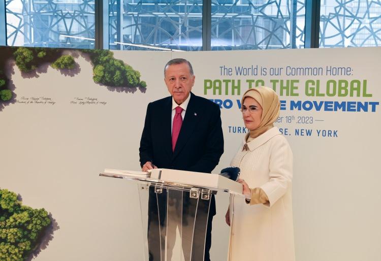 <p> Cumhurbaşkanı Recep Tayyip Erdoğan, New York’ta gerçekleştirilen Birleşmiş Milletler (BM) 78. Genel Kurulu kapsamında, eşi Emine Erdoğan'ın önderlik ettiği Küresel Sıfır Atık İyi Niyet Beyanı'na ilk imzayı attı.</p>
