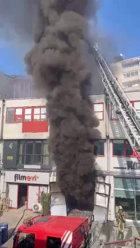 <p>Bağcılar Matbaacılar Sitesi'nde bir iş yerinin çatısında yangın çıktı. Olay yerine çok sayıda itfaiye ekibi sevk edildi.</p>
