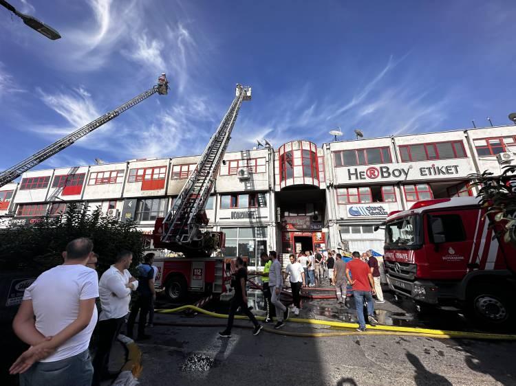 <p>İtfaiyenin yangının diğer iş yerlerine sıçramaması için çalışmaları sürüyor.</p>