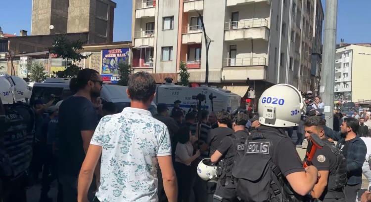 <p>Sokak aralarına dağılan bazı göstericiler, polis araçlarına taş attı. İlçe merkezinde kısa süreli hareketlilik yaşanırken, 2 kişi gözaltına alındı.</p>