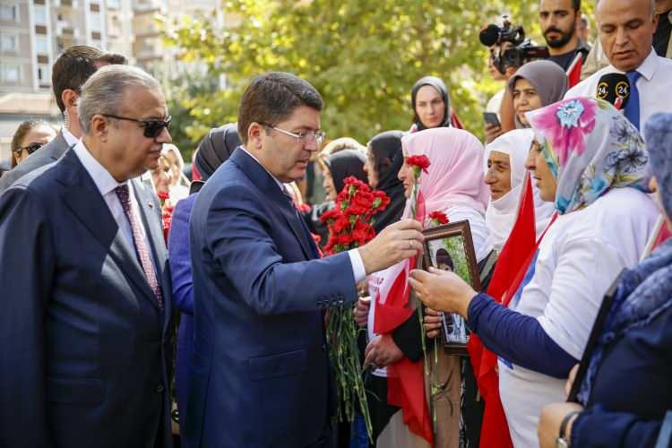 <p>Aileler, Bakan Tunç ve eşini Türk bayrakları ve çocuklarının fotoğrafıyla karşıladı. Tunç çifti, tek tek görüştükleri ailelere gül verdi.</p>
