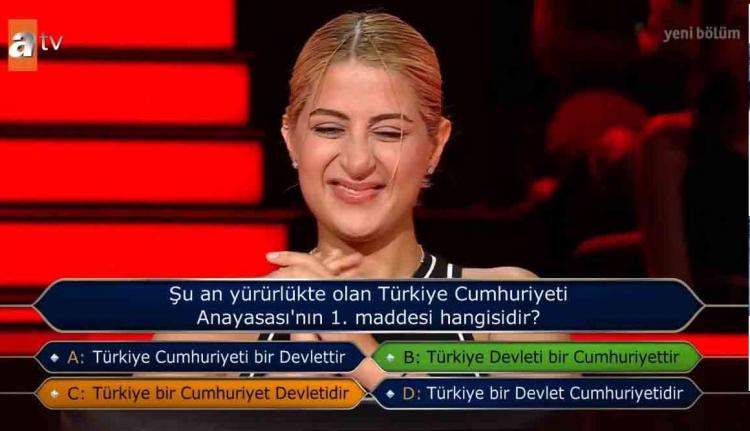 <p><span style="color:#0000CD"><strong>Soruya </strong></span><strong>"Türkiye bir Cumhuriyet Devletidir"</strong><span style="color:#0000CD"><strong> yanıtı veren sosyal medya fenomeni yanlış şıkkı seçerek</strong></span><strong> 50 bin TL</strong><span style="color:#0000CD"><strong> ile yarışmadan ayrıldı.</strong></span></p>

