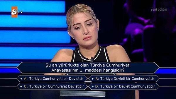 <p><span style="color:#0000CD"><strong>Büyük ödüle 5 soru kala Güleç'e </strong></span><strong>Türkiye Cumhuriyeti Anayasası'nın ilk maddesi </strong><span style="color:#0000CD"><strong>soruldu.</strong></span></p>