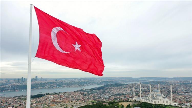 <p><strong>"OECD'NİN EN HIZLI BÜYÜYEN ÜLKESİ OLACAK"</strong></p>
<p><em><strong>Türkiye'ye ilişkin değerlendimenin de yer aldığı dergide şu ifadeler yer aldı:</strong></em></p>
<p>Türkiye'nin önümüzdeki yıllarda OECD'nin en hızlı büyüyen üyelerinden biri olması bekleniyor.</p>
<p>BM ve OECD'nin kurucu üyesi olan Türkiye, ayrıca NATO üyesi. </p>
<p>Ülke, bölgesel çatışmalar, terörizm ve siyasi istikrarsızlıkla karşı karşıya. </p>