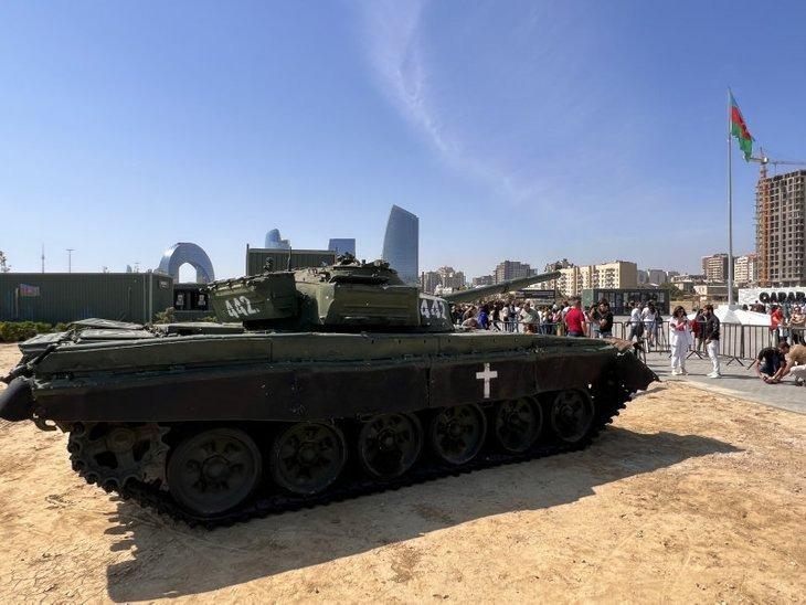 <p>Bulunduğu yerden kaldırılarak dün Bakü'ye gönderilen tank, Azerbaycan ordusunun 2. Karabağ Savaşı'nda Ermenistan ordusundan ele geçirdiği silah ve zırhlı araçların sergilendiği "Savaş Ganimetleri Parkı" diye isimlendirilen açık hava müzesine yerleştirildi.</p>
