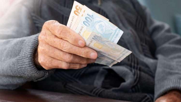 <p><strong>SSK / BAĞ-KUR EMEKLİYE EK ZAM NE KADAR OLACAK?</strong></p>

<p><br />
Çalışma ve Sosyal Güvenlik Bakanı Vedat Işıkhan da; "Emekli maaşıyla ilgili de Cumhurbaşkanı Recep Tayyip Erdoğan'ın verdiği talimat doğrultusunda çalışmaların sürdüğünü kaydeden Işıkhan, "Çalışma tamamlandığında Cumhurbaşkanımıza sunulacaktır. İktidarımız boyunca emeklilerimizi, işçilerimizi, memurlarımızı enflasyona ezdirmedik. Bundan sonra da aynı anlayışla devam edeceğiz." demişti.</p>
