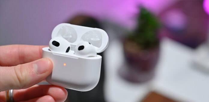 <p>Bir TikToker Barker'a AirPod'un hala çalışıp çalışmadığını görmek için izleme cihazıyla yerini bulmayı deneyip denemediğini sorduğunda, uygulamanın AirPods'unun karnında olduğunu gösterdiğini açıkladı.</p>

<p> </p>

<p><strong>"Dün 'AirPod'umu Bul' yaptık ve işe yaradı! Bugün sanırım pili bitmiş,"</strong> diye yanıtladı Barker.</p>

<p> </p>

<p>The Independent'a konuşan Barker, kendisine tıp uzmanları tarafından doğal yollardan geçmesinin söylendiğini ve pil AirPod'un içinde olduğu için herhangi bir zarara yol açmayacağını belirtti.</p>
