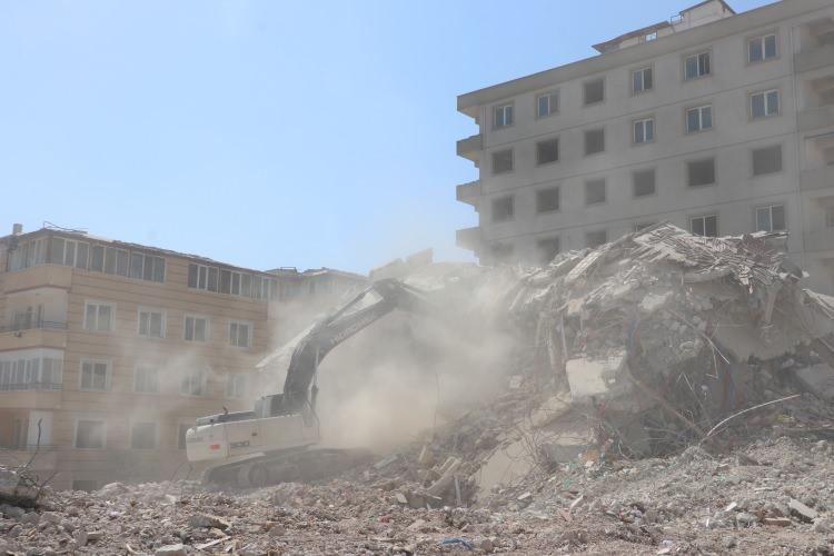 <p>Kahramanmaraş merkezli 6 Şubat'taki depremlerden etkilenen Hatay'da ağır hasarlı binaların kontrollü yıkımı devam etti.</p>
