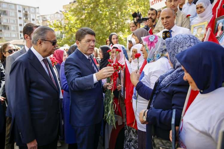 <p>Ailelerle görüşmesinin ardından gazetecilere açıklama yapan Adalet Bakanı Tunç, medeniyetlere beşiklik yapmış, bölge ve ülkenin en önemli tarihi kent, peygamberler, evliyalar, sahabeler diyarı Diyarbakır'da bulunduklarını söyledi.</p>
