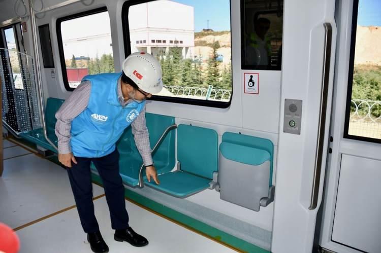<p>Ürünün, aynı zamanda hacim genişliği en fazla olan metro aracı olduğunu aktaran Eyigün şunları söyledi:<br />
<br />
"İlk seti 1 Eylül'de Sayın Bakanımızla Ankara'da Sincan Organize Sanayi Bölgesi'nde teslim almıştık. Kamuoyuyla paylaşmıştık. O araçlarımızı raya indirmiş olduk. Bundan sonra hummalı faaliyet olacak. 4 aracı birleştirerek set yapıyoruz. </p>