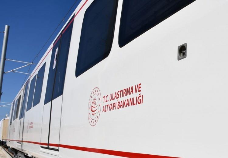 <p>Yerli sürücüsüz sinyalizasyon sitemini geliştirdiklerine işaret eden Eyigün, şunları kaydetti:<br />
<br />
"Bu aracın bir özelliği de yerli sinyalizasyon kullanacağız. ASELSAN ile Bakanlığımızın çalışması oldu. TÜBİTAK da destekledi. Yerli sürücüsüz sinyalizasyon sistemiyle devreye girecek projemiz. Tünellerin açılmasından, istasyonların gerçekleştirilmesinden ya da projenin dizaynından başlayacak olursak da mühendislik açısından yine yüzde 100 yerli mühendislik ürünü proje. Kendimiz çizdik, tasarladık ve ürettik, halkımızla da 2 yıl zarfında buluşturmuş olacağız."</p>