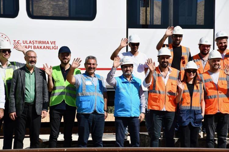 <p>Eyigün, metro hattındaki çalışmalara ilişkin bilgiler vererek, 2 yıldır süren proje kapsamında tünelleri açtıklarını, rayları döşediklerini ve elektrik bağlantılarını yaptıklarını bildirdi.</p>