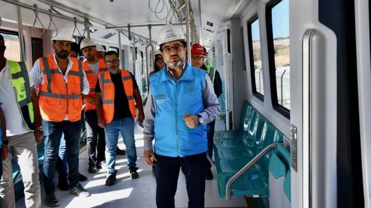 <p>Bir seferde normal dolulukla 1150 yolcu alıyor, daha yoğun yerleşimle 1500'leri bulabilir. 15,4 kilometrelik metro hattımız var. Şu an depo sahasındayız. Bütün araçların burada tamir, bakım işleri yapılıyor."</p>