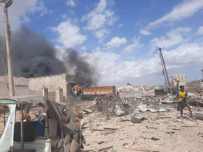 <p>Somali’nin Beledweyne kentinde bomba yüklü kamyonun infilak etmesi sonucu 13 kişi öldü, 40 kişi yaralandı.</p>
