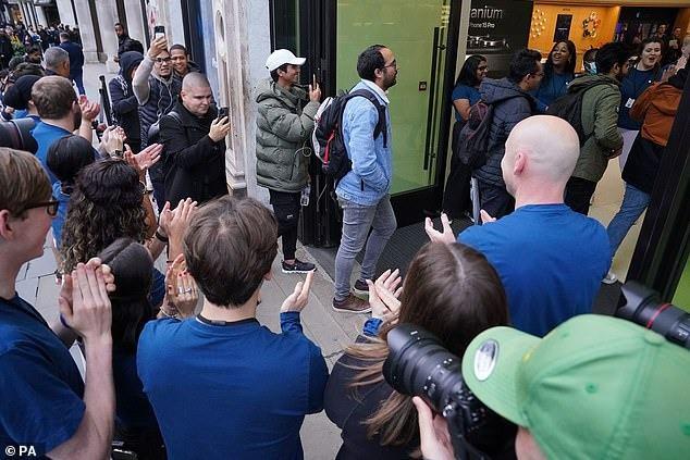 <p><strong>LONDRA</strong></p>

<p> </p>

<p>Yeni Apple iPhone 15 İngiltere'de satışa sunulurken ilk müşteriler Londra'nın merkezindeki Regent Street'te bulunan Apple Store'a girdi.</p>
