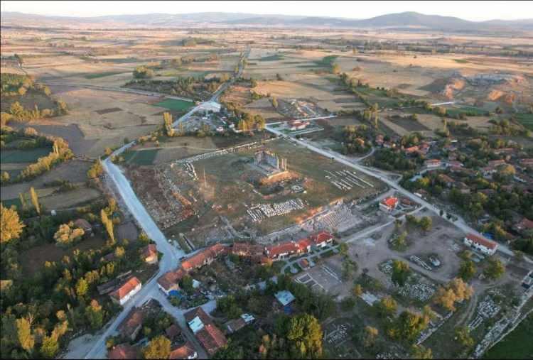 <p><strong>Kazı ve DPÜ Fen Edebiyat Fakültesi Arkeoloji Bölüm Başkanı Prof. Dr. Gökhan Coşkun, ağırlıklı olarak kazı çalışmalarının Zeus Tapınağı'nın doğusundaki agorada (çarşı) yapıldığını açıkladı.</strong></p>