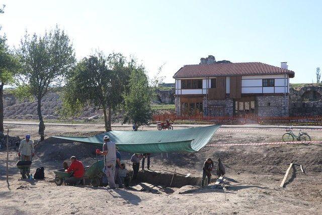 <p><strong> Prof. Dr. Gökhan Coşkun,</strong> <strong>"Kazıda tamamen bütünlüğünü korumuş bir parça da bulduk. Antik Roma İmparatorluğunda allık ve far gibi makyaj malzemelerinin genellikle istiridye kabuklarının içine konularak kullanıldığını biliyoruz. Bizim kazdığımız dükkanda da yine bol sayıda istiridye kabuğu karşımıza çıktı."</strong></p>
