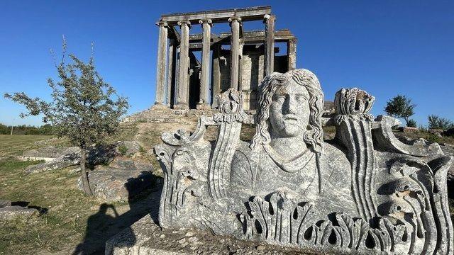 <p><strong>Argat; "Kütahya’nın ve ülkemizin kültürel mirasına katkı sağlamayı önemsiyoruz. Bu kapsamda Aizanoi Antik Kenti kazılarını 2020 yılından bu yana destekliyoruz. Dönemin yaşamına, kent kültürüne ışık tutan bu kazılar kültürel mirasımız ve şehrimizin turizm değeri açısından paha biçilemez bir değere sahip. Ülkemizin ve şehrimizin kültürel mirasına katkı sağlamaya devam edeceğiz." şeklinde konuştu. </strong></p>