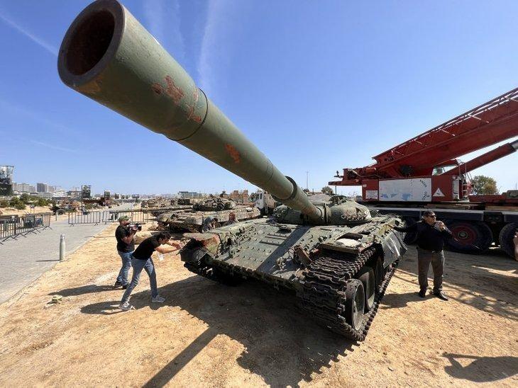 <p>Çok sayıda Azerbaycanlı bir zamanlar işgalin sembolü olan tankı görmek için Savaş Ganimetleri Parkı'na geldi.</p>
