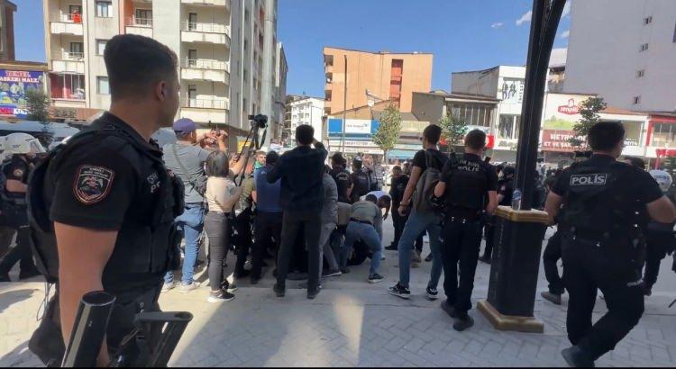 <p> Bunun üzerine grup caddede oturma eylemi yapmak istedi. </p>