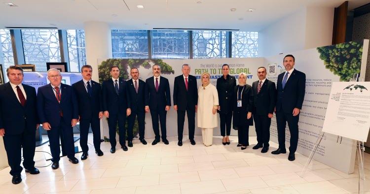<p>Emine Erdoğan şunları kaydetti:</p>
<p>"Geçen sene BM Genel Sekreteri (Antonio) Guterres ile imzalanan Sıfır Atık İyi Niyet Beyanı'nı küresel imzaya açtığımız bugün, Sayın Cumhurbaşkanımız ilk imzayı atarak yine en güçlü desteğini bizlere gösterdi. Kendisine, tüm Sıfır Atık ve çevre gönüllüleri adına teşekkürlerimi sunuyorum. Hareketin, 'ortak evimiz dünya' için hayırlara vesile olmasını diliyorum."</p>