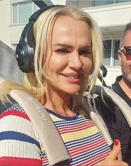 <p><span style="color:#FF0000"><strong>"HEPSİNİ ÇİĞ ÇİĞ YİYECEĞİM"</strong></span></p>
<p><span style="color:#000000"><strong>Survivor'daki rakiplerine gözdağı vermeyi ihmal etmeyen ünlü isim, sözlerini şöyle sürdürdü:</strong></span></p>
<p><span style="color:#000000"><strong>"Ya herro ya merro. Korksun herkes benden. Hepsini çiğ çiğ yiyeceğim. Islak hamburgeri nasıl yiyorsam onları da yiyeceğim. Tek korkum kendim.</strong></span></p>