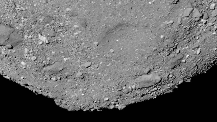 <p>Bennu'nun parçalarını elde etme arayışı, 2016 yılında NASA'nın Osiris-Rex sondasını 500 metre genişliğindeki nesneye doğru fırlatmasıyla başladı. </p>